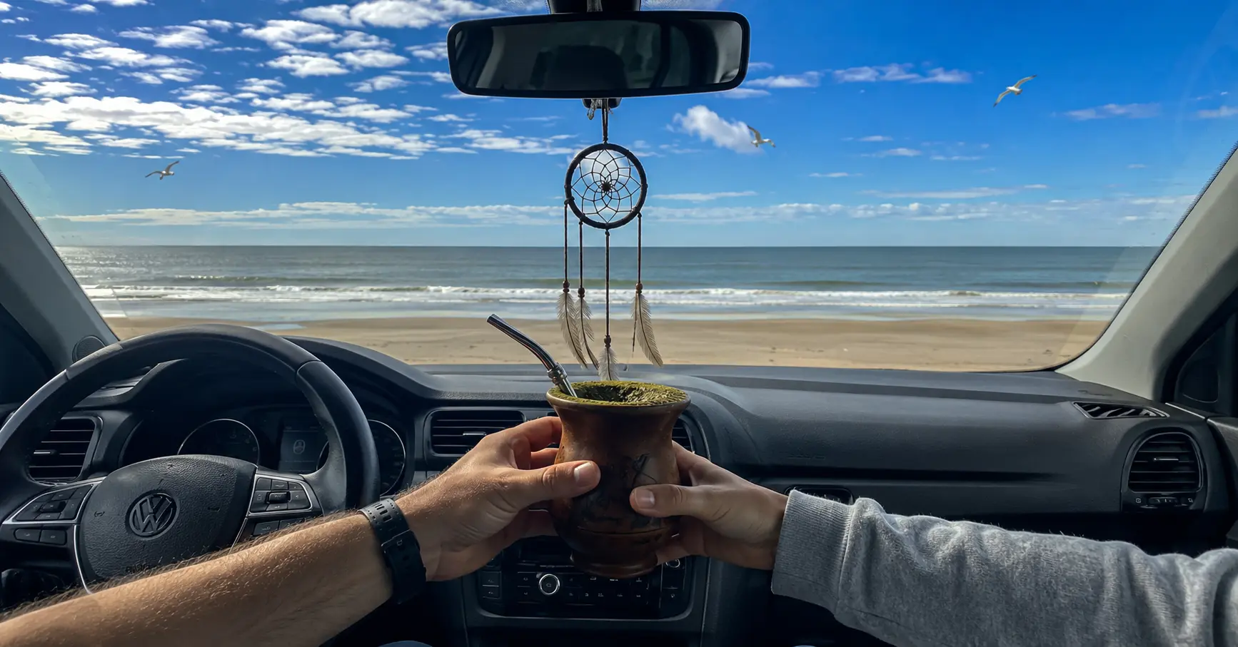 Cuia na mão, carro na areia: o jeito gaúcho de curtir a praia